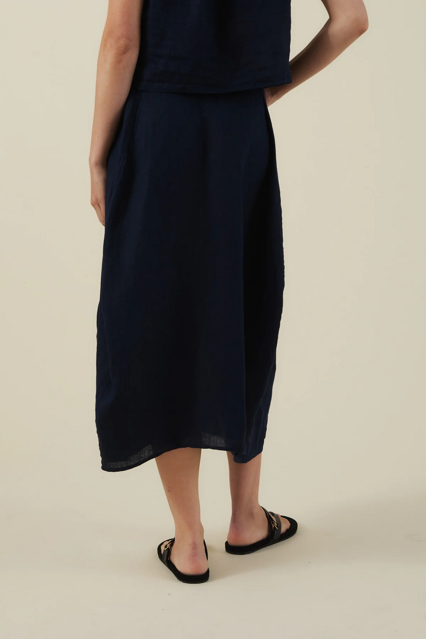 The Fae Lightweight Linen Barrel Skirt in Black