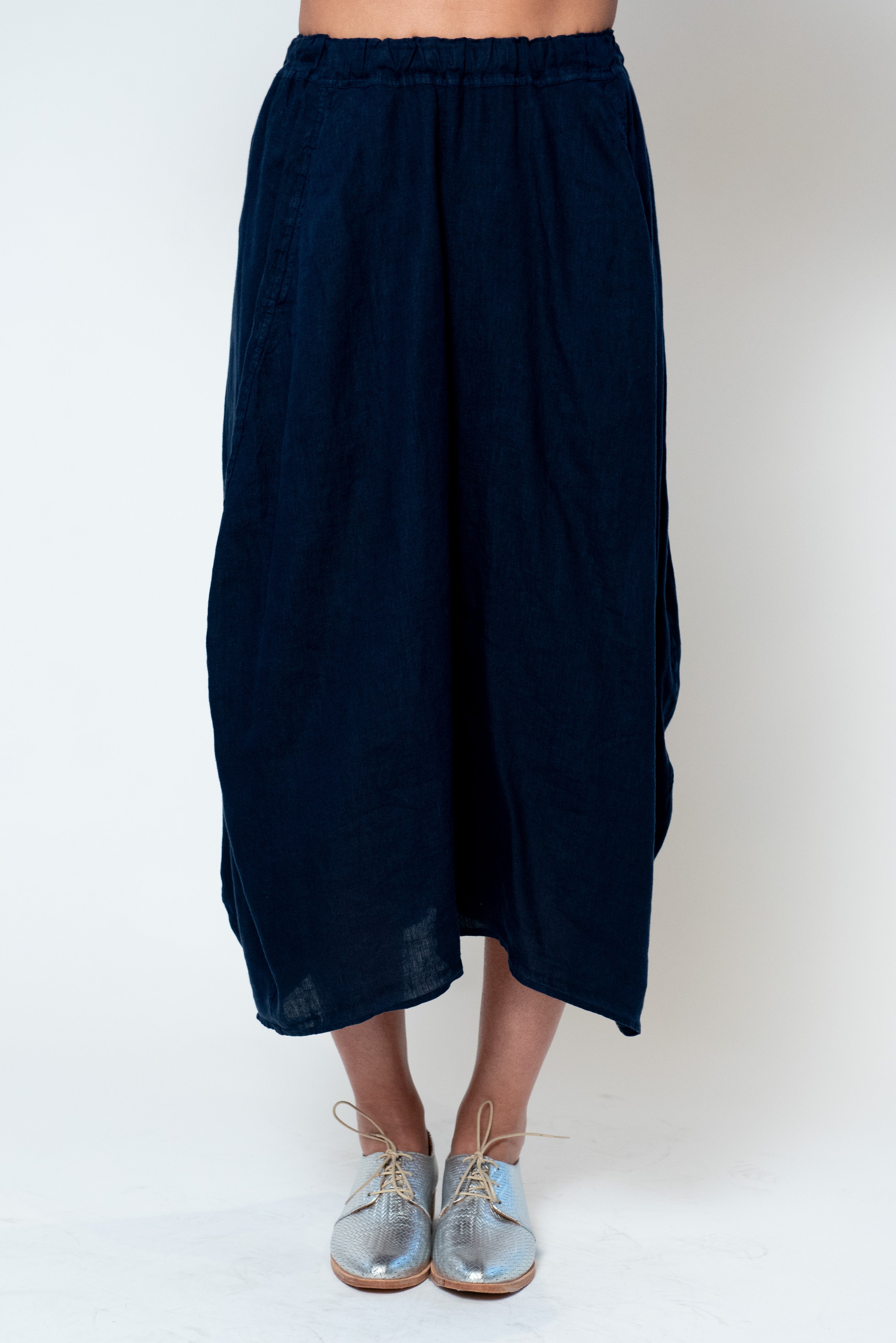 The Fae Lightweight Linen Barrel Skirt in Navy